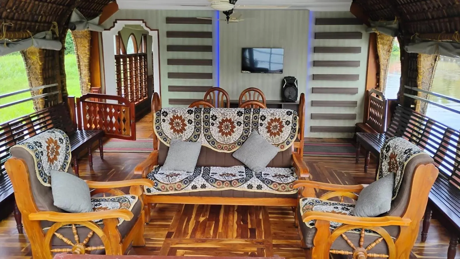 Waterrail Houseboat Villa Kumarakom India