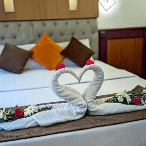 Botel Grand Houseboat, Kumarakom