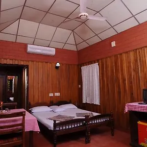 Отель Vembanad Lake Villas, Кумараком